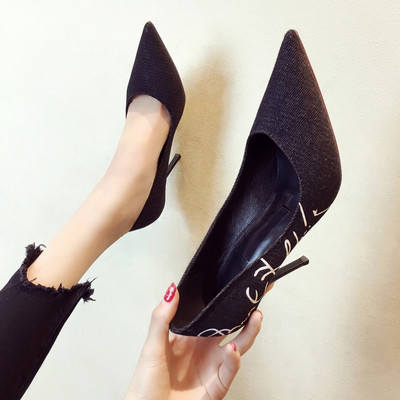 Feliratos női magassarkú cipő