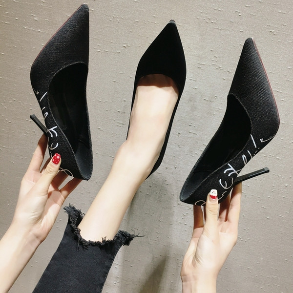 Feliratos női magassarkú cipő