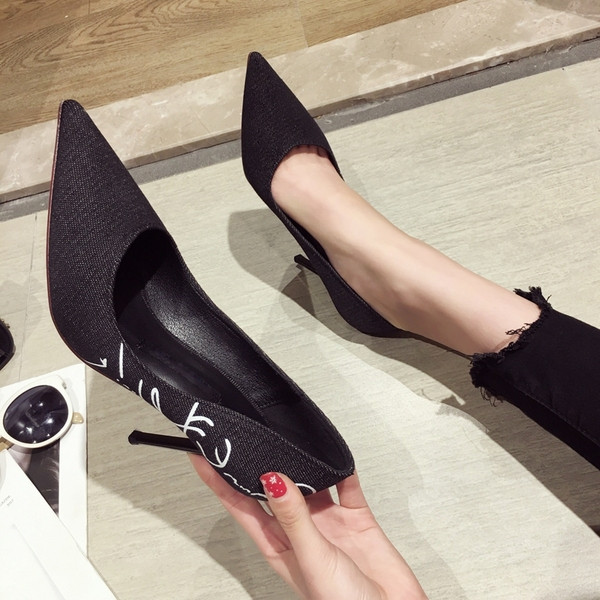 Feliratos női magassarkú cipő