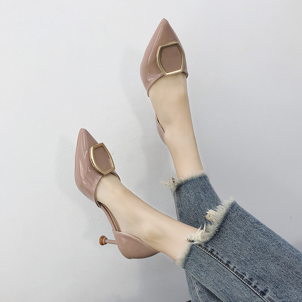 Női modern magas sarkú lakkcipő csattal