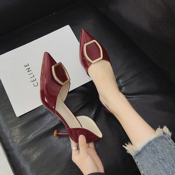 Női modern magas sarkú lakkcipő csattal