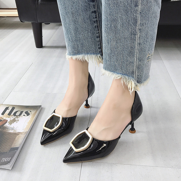 Női modern magas sarkú lakkcipő csattal