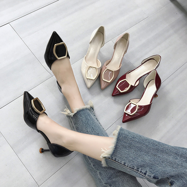 Női modern magas sarkú lakkcipő csattal