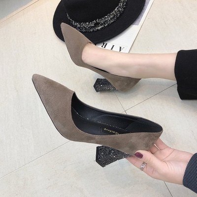 Aktuális női cipő, de magassarkú két színben, fényes hatással