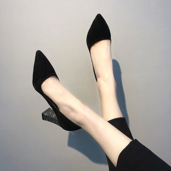 Aktuális női cipő, de magassarkú két színben, fényes hatással