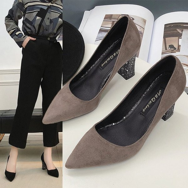 Aktuális női cipő, de magassarkú két színben, fényes hatással