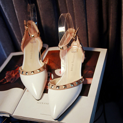 Eko bőrből készült modern női cipő díszszemekkel