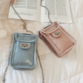 Korszerű női táska átlátszó huzattal öt színben, hosszú fémlánccal