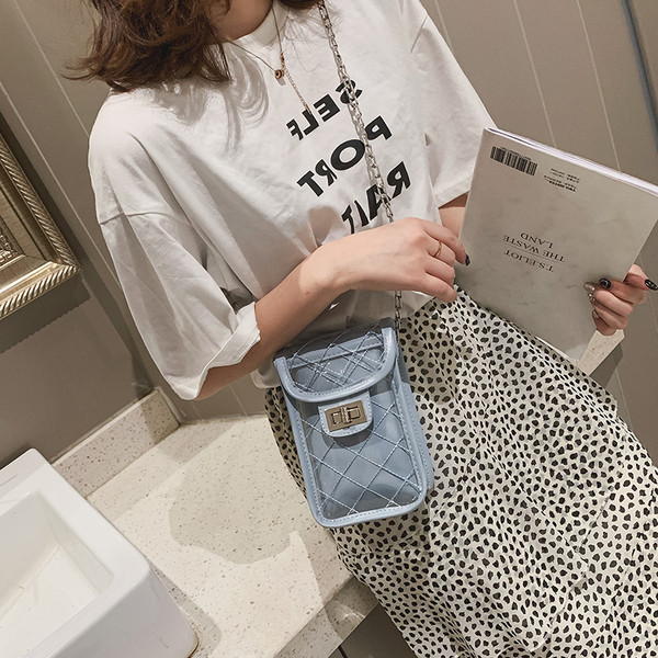 Korszerű női táska átlátszó huzattal öt színben, hosszú fémlánccal