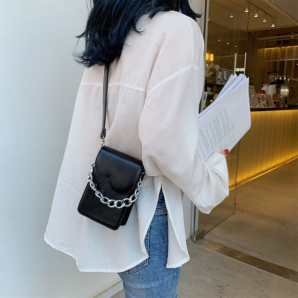 Öko bőrből készült modern női táska négy színben fém elemekkel és hosszú füllel