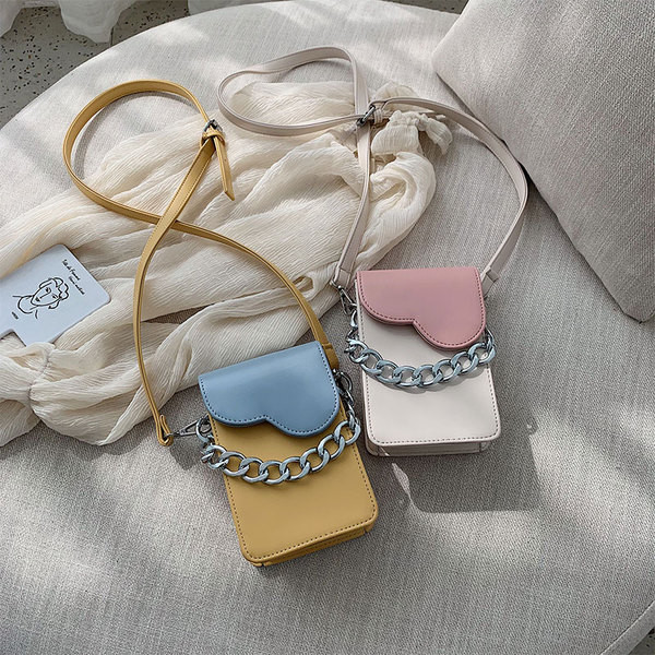 Öko bőrből készült modern női táska négy színben fém elemekkel és hosszú füllel