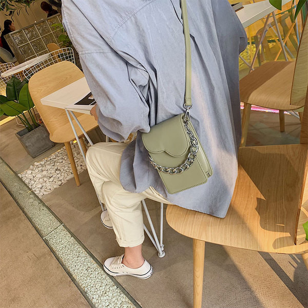 Öko bőrből készült modern női táska négy színben fém elemekkel és hosszú füllel