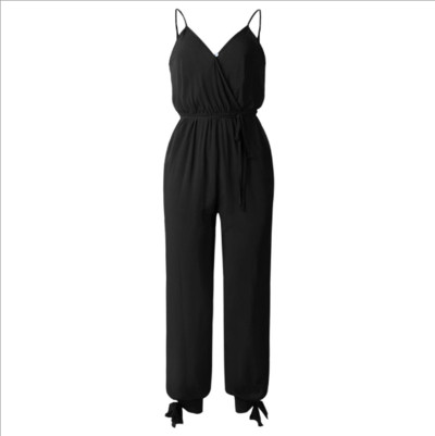 Salopetă de damă elegantă, cu bretele subțiri și decolteu în V