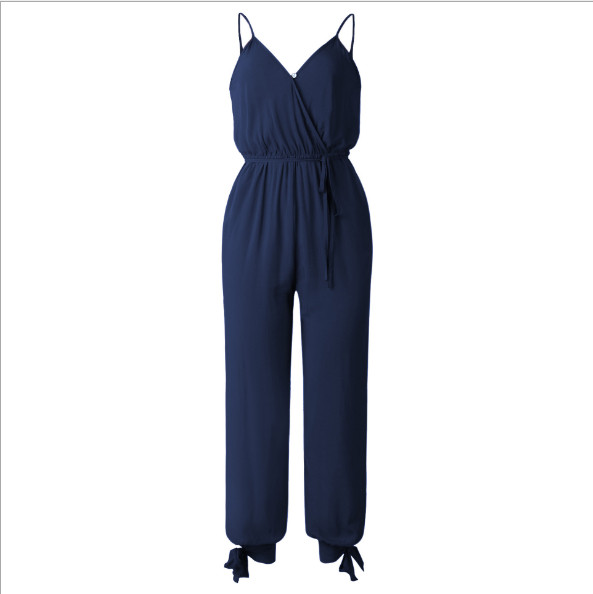 Salopetă de damă elegantă, cu bretele subțiri și decolteu în V