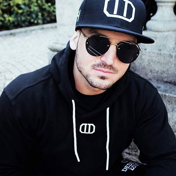 Férfi sportpulóver fekete színben kapucnival