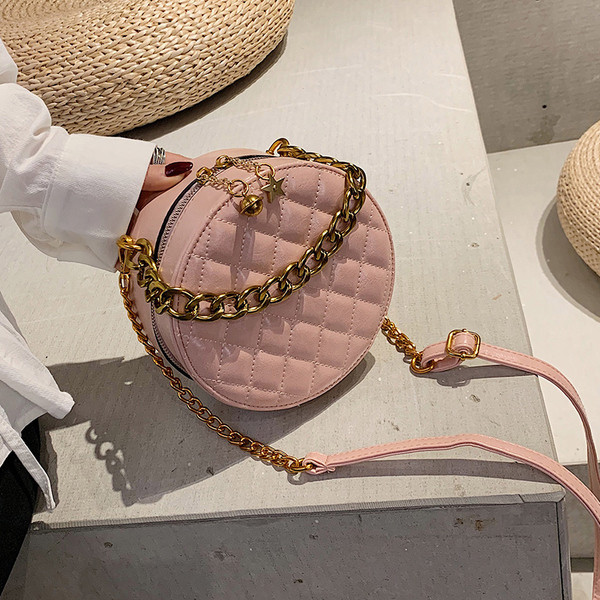 Öko bőrből készült modern női táska kerek formával négy színben, fém elemekkel két méretben