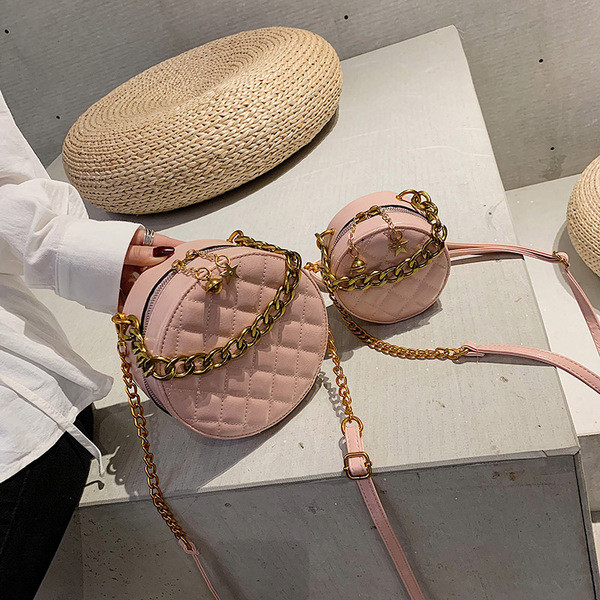 Öko bőrből készült modern női táska kerek formával négy színben, fém elemekkel két méretben