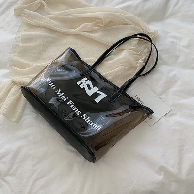 Μοντέρνη γυναικεία τσάντα με διαφανές κάλυμμα σε δύο χρώματα με μεγάλη λαβή