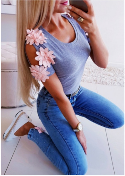 Μοντέρνο γυναικείο μπλουζάκι με ανοιχτούς ώμους και 3D διακόσμηση σε λευκό, μαύρο και γκρι χρώμα