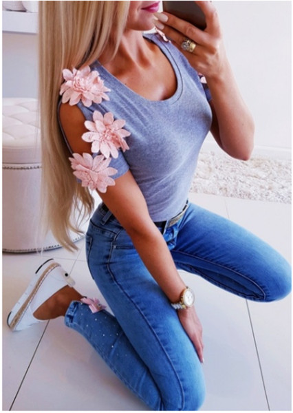 Μοντέρνο γυναικείο μπλουζάκι με ανοιχτούς ώμους και 3D διακόσμηση σε λευκό, μαύρο και γκρι χρώμα