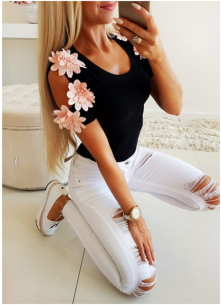 Μοντέρνο γυναικείο μπλουζάκι με ανοιχτούς ώμους και 3D διακόσμηση σε λευκό, μαύρο και γκρι χρώμα