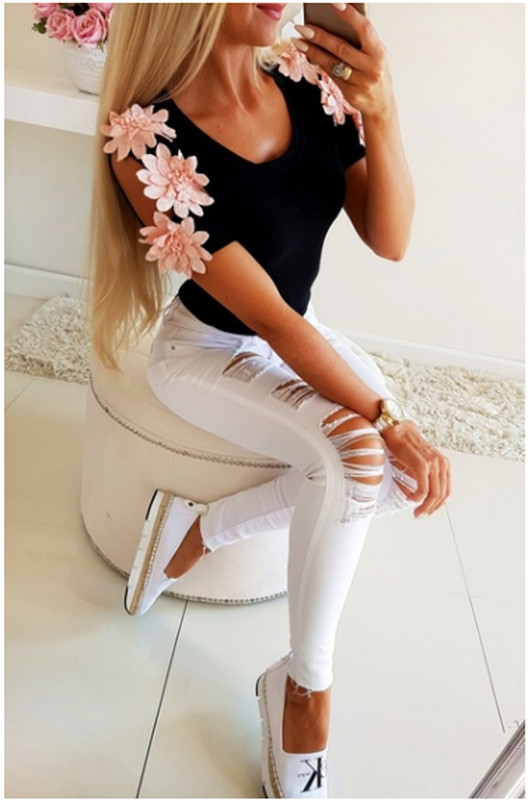 Μοντέρνο γυναικείο μπλουζάκι με ανοιχτούς ώμους και 3D διακόσμηση σε λευκό, μαύρο και γκρι χρώμα