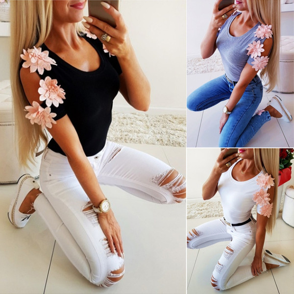 Μοντέρνο γυναικείο μπλουζάκι με ανοιχτούς ώμους και 3D διακόσμηση σε λευκό, μαύρο και γκρι χρώμα