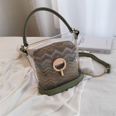 Modern női táska átlátszó huzattal öt színben, fém elemekkel és hosszú fémlánccal