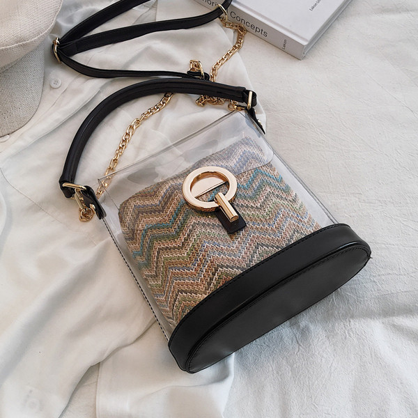 Modern női táska átlátszó huzattal öt színben, fém elemekkel és hosszú fémlánccal