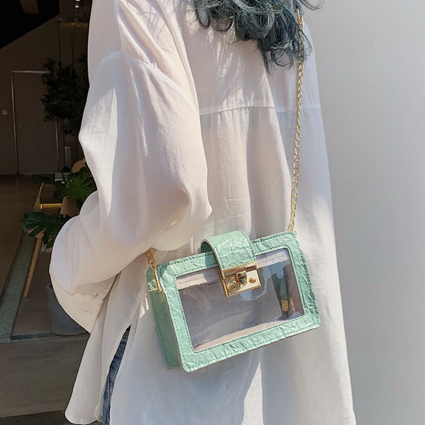 Modern átlátszó táska fém rögzítéssel és hosszú fém fogantyúval