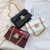 Stílusos női táska fényes elemekkel három színben fém csattal és hosszú fém fogantyúval