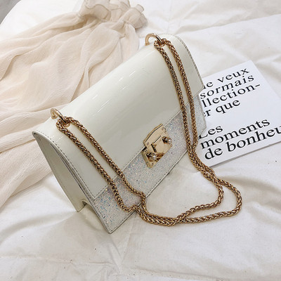 Stílusos női táska fényes elemekkel három színben fém csattal és hosszú fém fogantyúval