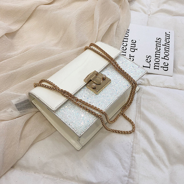 Stílusos női táska fényes elemekkel három színben fém csattal és hosszú fém fogantyúval