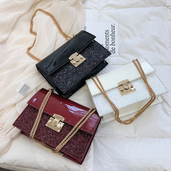 Stílusos női táska fényes elemekkel három színben fém csattal és hosszú fém fogantyúval