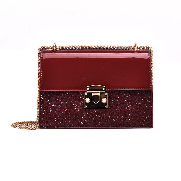 Stílusos női táska fényes elemekkel három színben fém csattal és hosszú fém fogantyúval