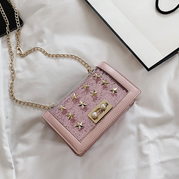 Stílusos női táska négy színű öko bőrből, fém elemekkel és hosszú fémlánccal