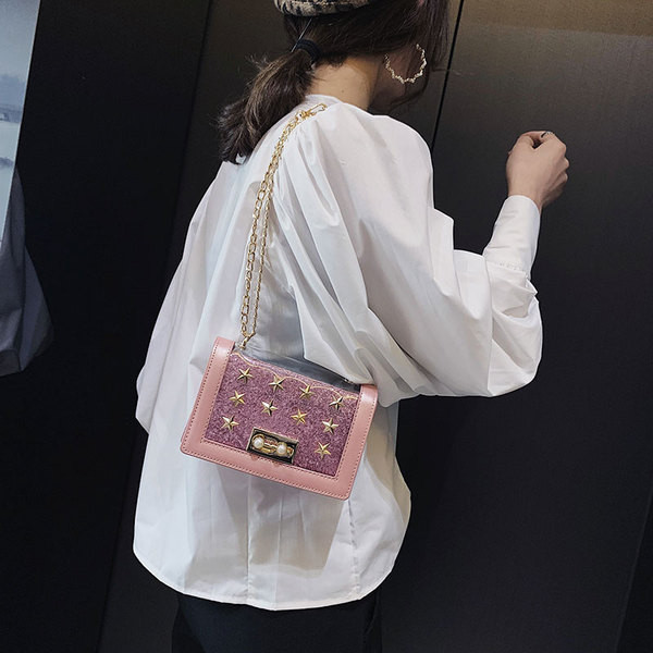 Stílusos női táska négy színű öko bőrből, fém elemekkel és hosszú fémlánccal