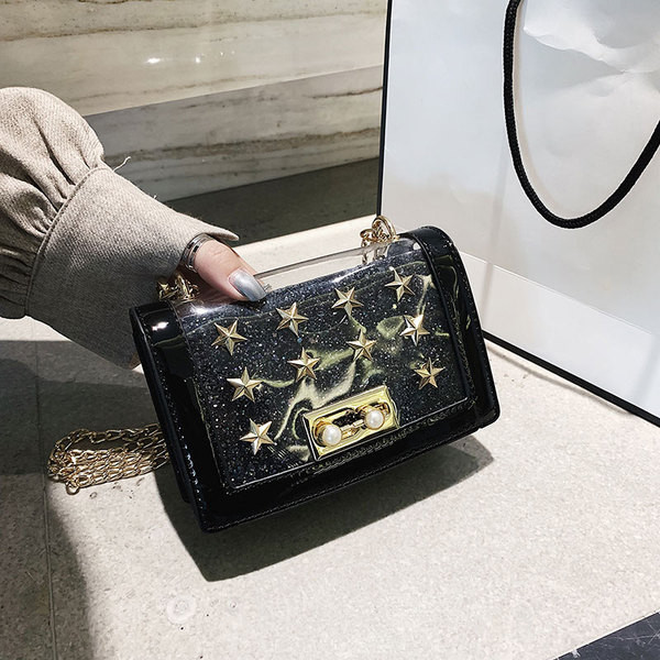 Stílusos női táska négy színű öko bőrből, fém elemekkel és hosszú fémlánccal