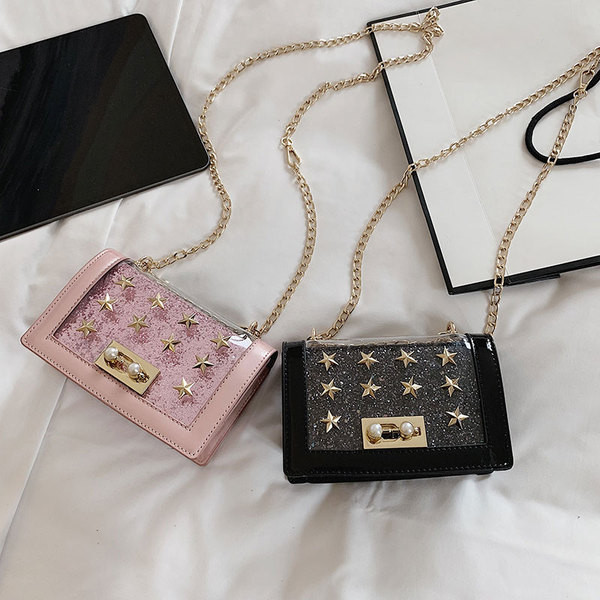 Stílusos női táska négy színű öko bőrből, fém elemekkel és hosszú fémlánccal