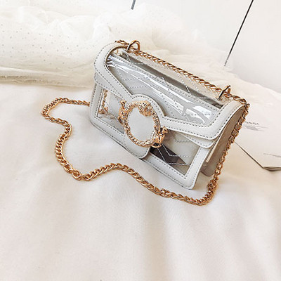 Κομψή γυναικεία έκο δερμάτινη τσάντα σε τέσσερα χρώματα με τρισδιάστατα μεταλλικά στοιχεία και μεγάλη λαβή από μέταλλο