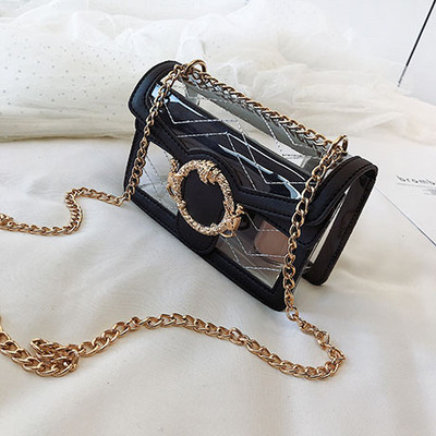 Κομψή γυναικεία έκο δερμάτινη τσάντα σε τέσσερα χρώματα με τρισδιάστατα μεταλλικά στοιχεία και μεγάλη λαβή από μέταλλο