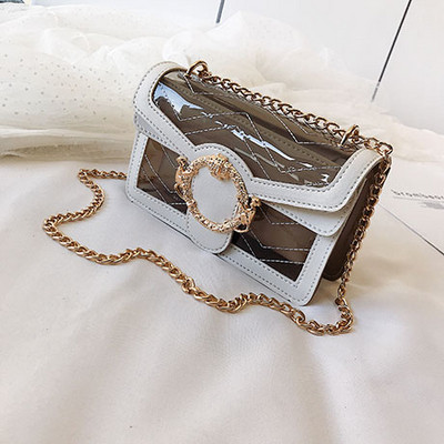 Κομψή γυναικεία έκο δερμάτινη τσάντα σε τέσσερα χρώματα με τρισδιάστατα μεταλλικά στοιχεία και μεγάλη λαβή από μέταλλο