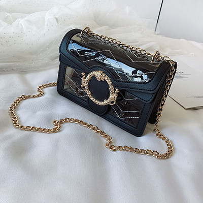 Κομψή γυναικεία έκο δερμάτινη τσάντα σε τέσσερα χρώματα με τρισδιάστατα μεταλλικά στοιχεία και μεγάλη λαβή από μέταλλο