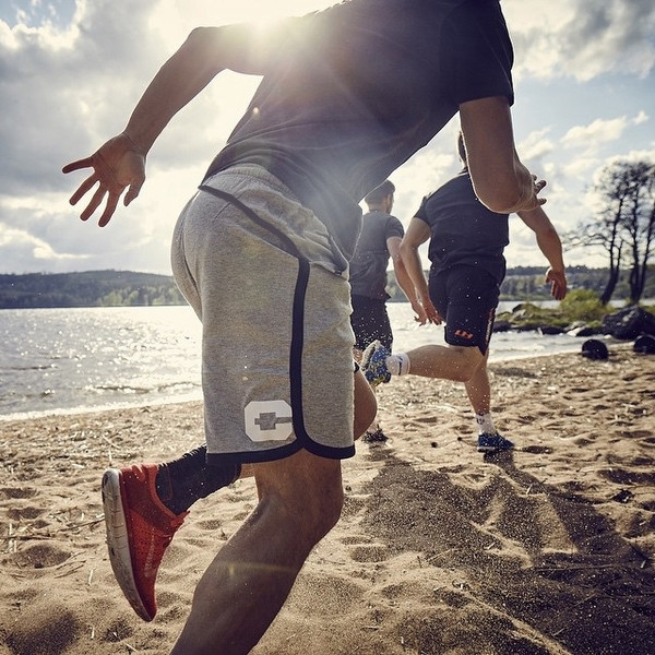 Pantaloni scurți casual pentru bărbați în trei culori cu aplicație