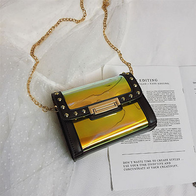 Elegáns női táska irizáló színekben, fém csattal és hosszú fémlánccal