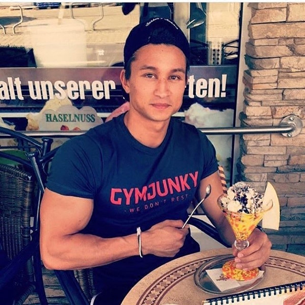 Modern férfi póló négy színben felirattal