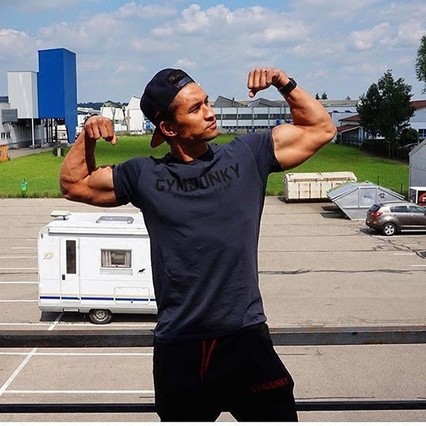 Modern férfi póló négy színben felirattal