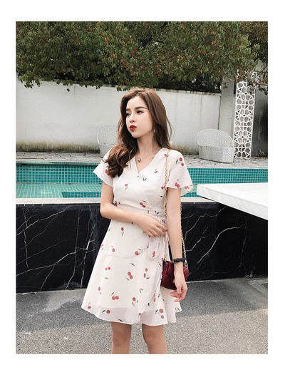 Stílusos női ruha rövid ujjal és V-nyakkal