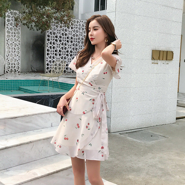 Stílusos női ruha rövid ujjal és V-nyakkal