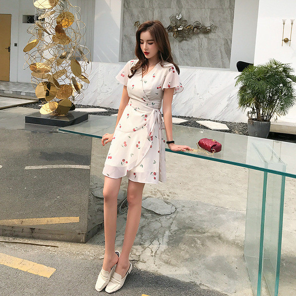 Stílusos női ruha rövid ujjal és V-nyakkal